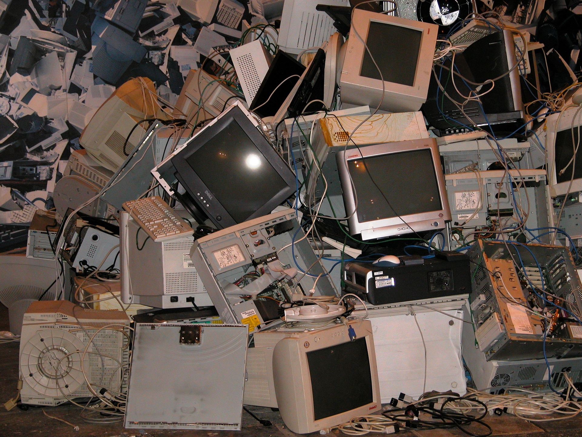 How to Safely Dispose of Electronic Waste 's featured image
